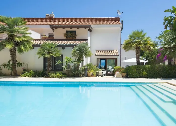 Villa Laura With Pool By Wonderful Italy